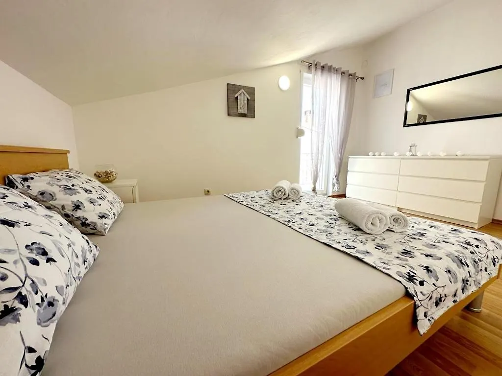 Apartment Nadalina Kastela